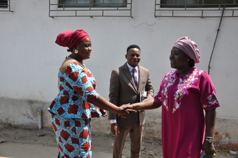 VISITE DE LA MINISTRE EN CHARGE DE L’ACTION SOCIALE, Pr KOSSIWA ZINSOU-KLASSOU A LA COORDINATION NATIONALE D’ASSISTANCE AUX REFUGIES.