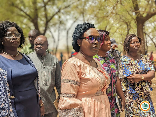 SUIVI DES ACTIONS SOCIALES : LA MINISTRE KOSSIWA ZINSOU-KLASSOU EN VISITE AUPRÈS DES POPULATIONS DÉPLACÉES DANS LES SAVANES